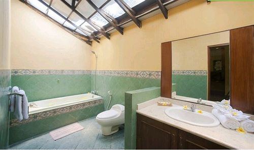 クンプル クンプル ヴィラ I ダブル シックス スミニャック エクステリア 写真